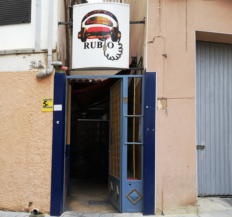 Puerta de entrada al Bar Rubio de Falces